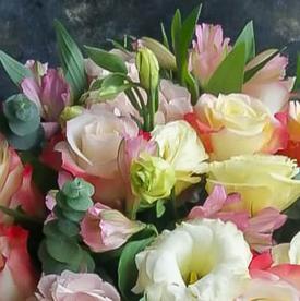 Букет из гортензий, роз и альстромерий в коробке 