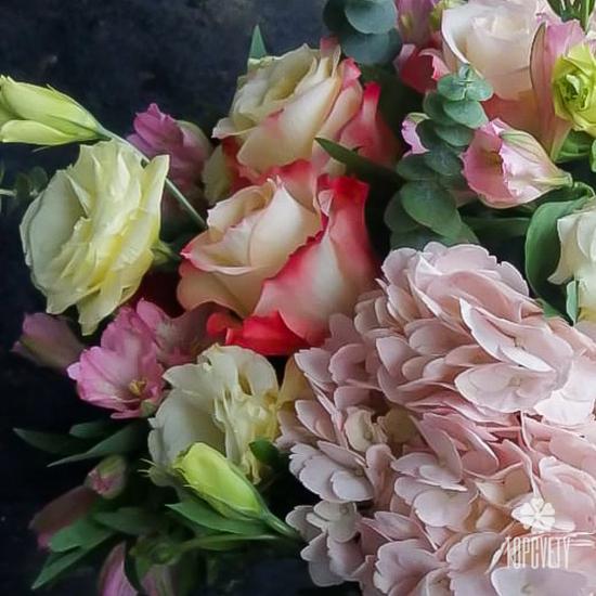 Букет из гортензий, роз и альстромерий в коробке 