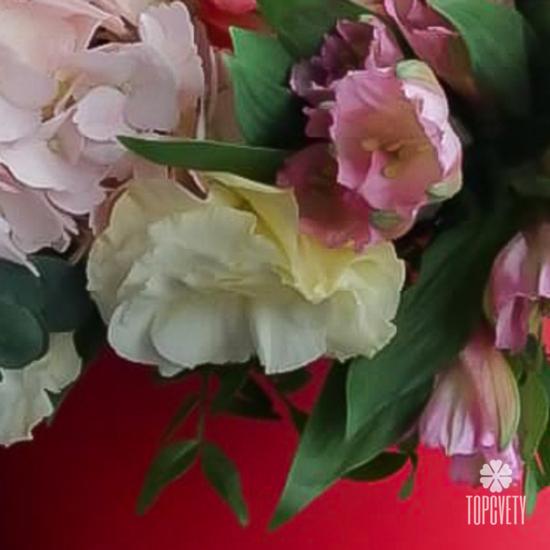 Букет из гортензий, роз и альстромерий в коробке 