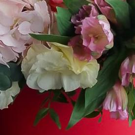 Букет из гортензий, роз и альстромерий в коробке 