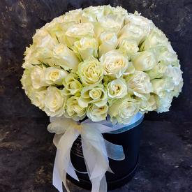 Букет из 75 белых роз в коробке 
