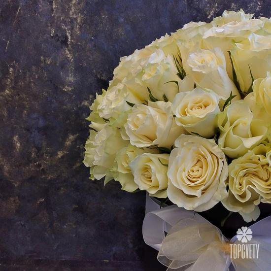Букет из 75 белых роз в коробке 