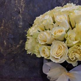 Букет из 75 белых роз в коробке 