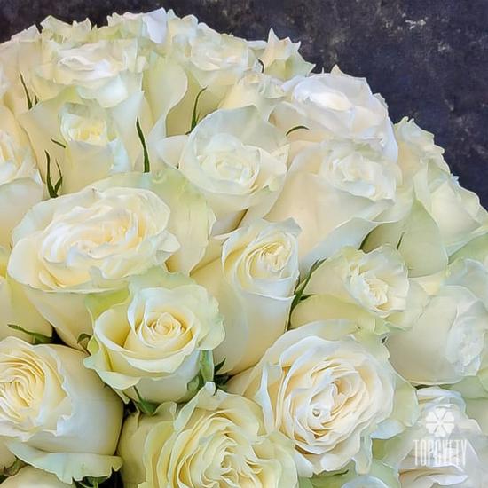 Букет из 75 белых роз в коробке 