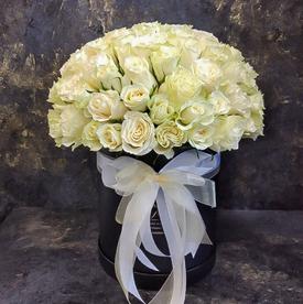 Букет из 75 белых роз в коробке 