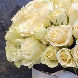 Букет из 75 белых роз в коробке 