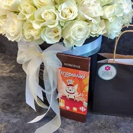 Букет из 75 белых роз в коробке 