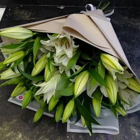 Букет из 9 белых лилий 