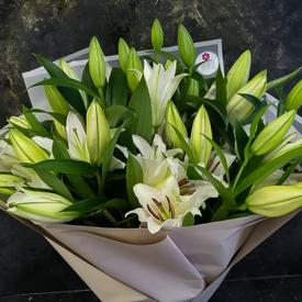 Букет из 9 белых лилий 