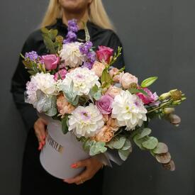 Композиция из георгин, роз и эустомы