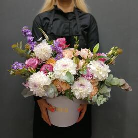 Композиция из георгин, роз и эустомы