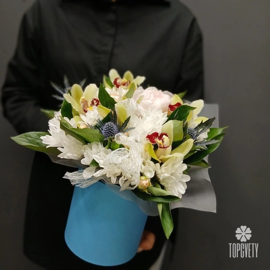 Композиция из орхидей, роз и хризантем