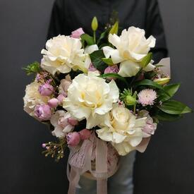 Композиция из лилии, роз и кустовых роз