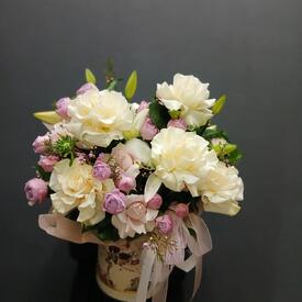 Композиция из лилии, роз и кустовых роз