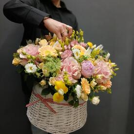 Композиция из гербер, роз и ирисов в корзине