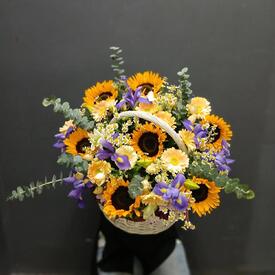 Композиция из подсолнухов, гербер и ирисов