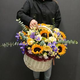 Композиция из подсолнухов, гербер и ирисов