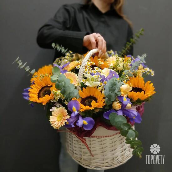 Композиция из подсолнухов, гербер и ирисов