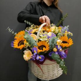 Композиция из подсолнухов, гербер и ирисов