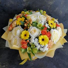 Букет из роз, гербер и хризантем