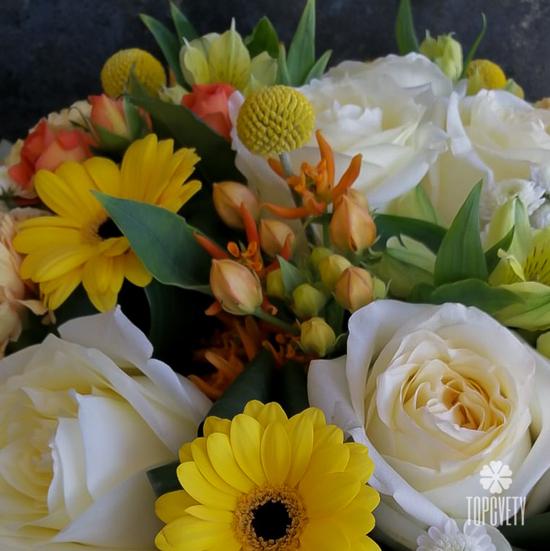 Букет из роз, гербер и хризантем