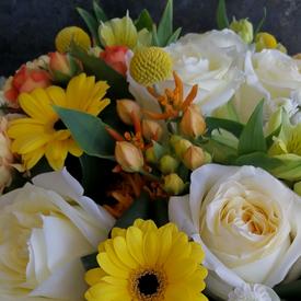 Букет из роз, гербер и хризантем