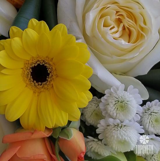 Букет из роз, гербер и хризантем