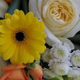 Букет из роз, гербер и хризантем