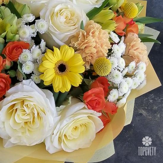 Букет из роз, гербер и хризантем