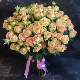 Букет из 19 кремовых кустовых роз 50 см