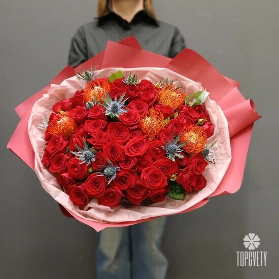 Букет из роз, эрингиума и леукосперума