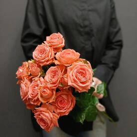 Букет из 5 коралловых кустовых роз 50см