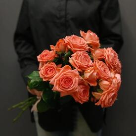 Букет из 5 коралловых кустовых роз 50см