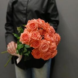 Букет из 7 коралловых кустовых роз 50см