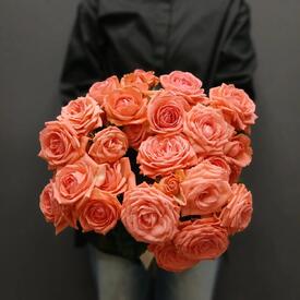 Букет из 7 коралловых кустовых роз 50см