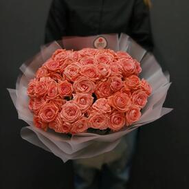 Букет из 19 коралловых кустовых роз 50см