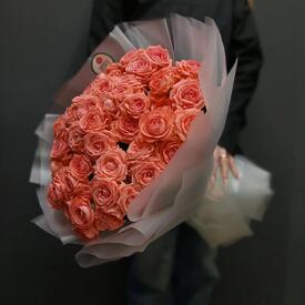 Букет из 19 коралловых кустовых роз 50см