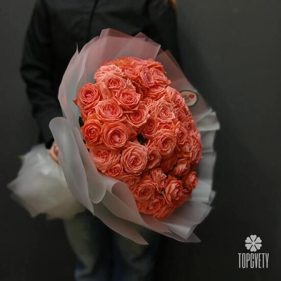Букет из 19 коралловых кустовых роз 50см