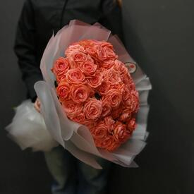 Букет из 19 коралловых кустовых роз 50см