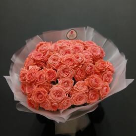 Букет из 19 коралловых кустовых роз 50см