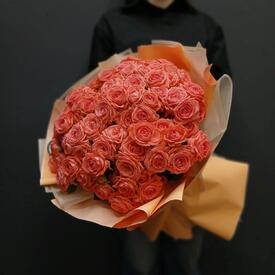 Букет из 25 коралловых кустовых роз 50см