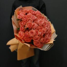 Букет из 25 коралловых кустовых роз 50см
