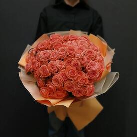 Букет из 25 коралловых кустовых роз 50см
