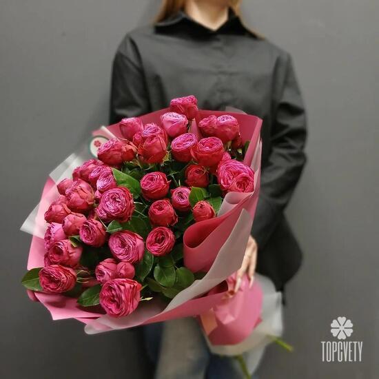 Букет из 15 малиновых кустовых роз 60см