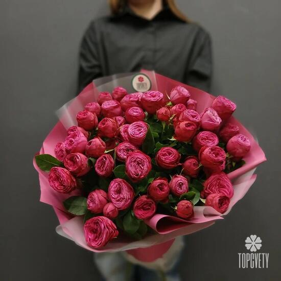 Букет из 15 малиновых кустовых роз 60см