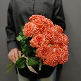 Букет из 9 коралловых кустовых роз 50см