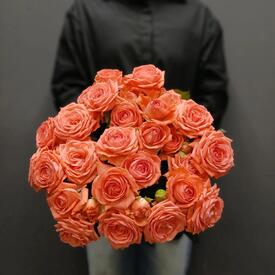 Букет из 9 коралловых кустовых роз 50см