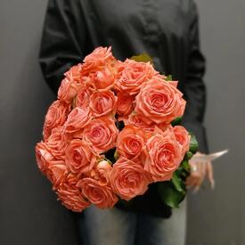 Букет из 9 коралловых кустовых роз 50см