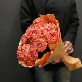 Букет из 9 коралловых кустовых роз 50см