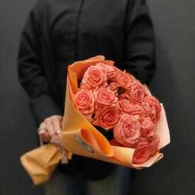 Букет из 9 коралловых кустовых роз 50см